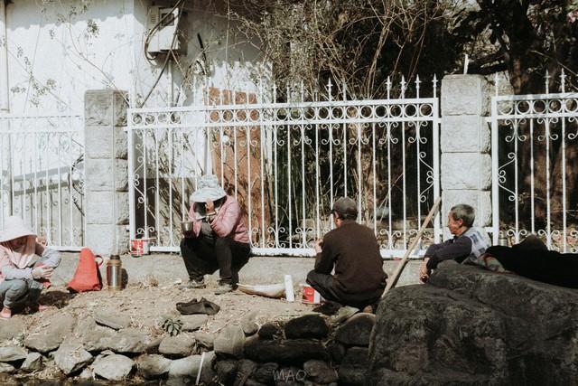 帮美女邻居抓老鼠，我钻进床下，却发现了一地的“玩具”