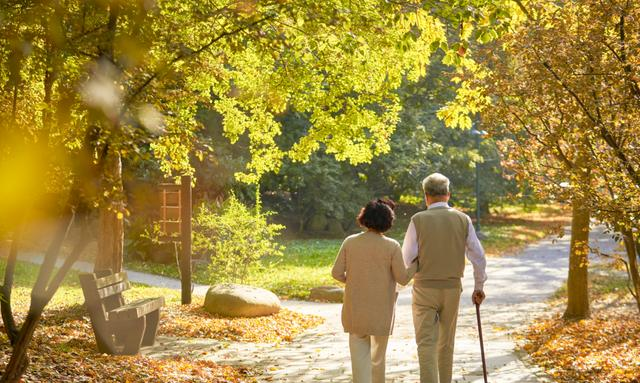 两性关系：惊人发现，60岁与异性靠近，根本不是桃花运，而是这个