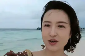 45岁张蕾国外庆生！穿性感长裙状态如少女，住6000元酒店老公也在图片