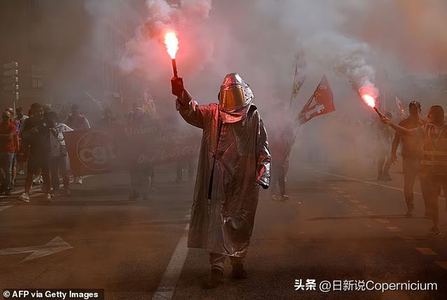 巴黎催泪弹VS抗议者燃烧弹！马克龙支持率跌至17%