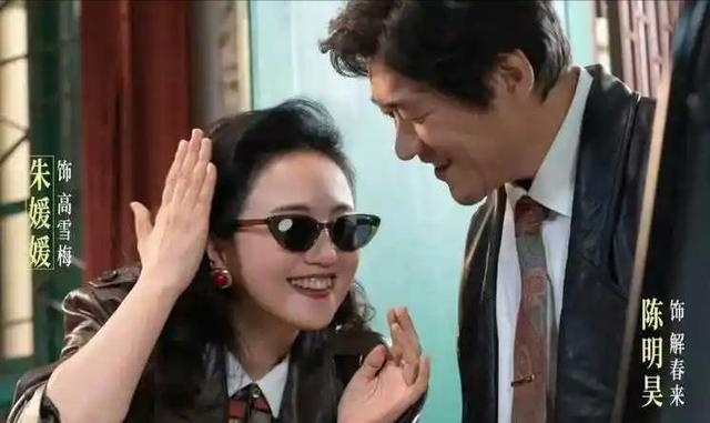 离春节不到2个月，52岁辛柏青高调官宣喜讯，朱媛媛总算能安心了