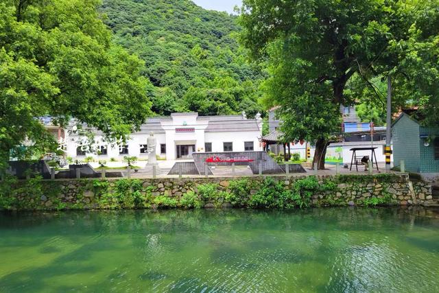 浙江宁波的山谷粉黛花海背山面溪，幽静而浪漫，周边景色更加迷人
