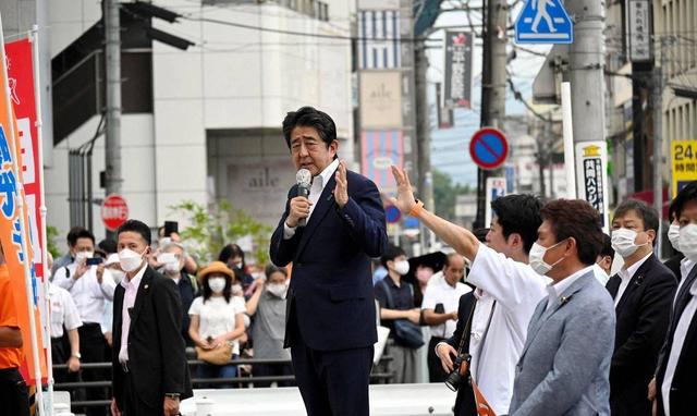 高市早苗逆风翻盘当选，中日关系站上悬崖边，反华首相注定干不久