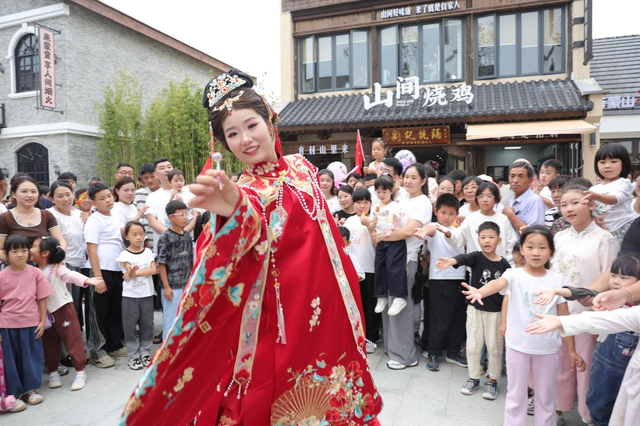 山东平邑：激活蒙山“放大招”！“双节”蒙童胜境度假区迎来旅游首度开门红