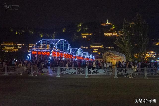 兰州最著名的黄河铁桥,其实是由三个国家合作而建,夜景灯光旖旎