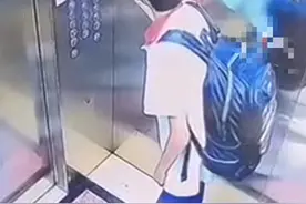 电梯发生故障，男孩教科书式自救，差点笑晕在网友评论区图片