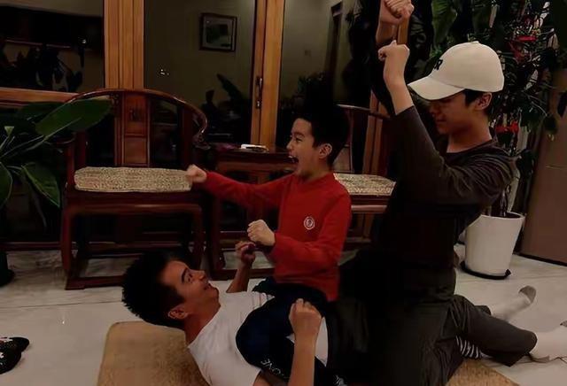 原来他是许亚军长子	，神似前妻何晴，如今名校毕业已成父亲的骄傲