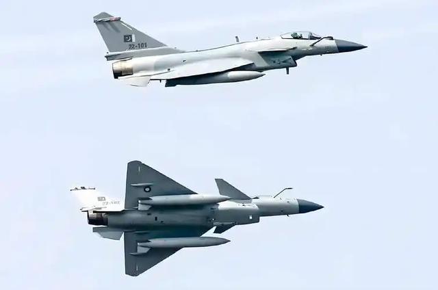 歼-10C 碾压苏-35！金头盔比武三连冠封神，灵活刺客专治重型机！