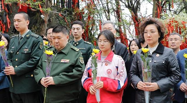 主席唯一曾孙子毛东东，今年22岁身高1米87，出生日期很有寓意！