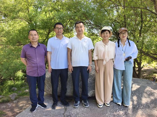积石山县文学赋能采风活动临夏州本土作家走进积石山县石海景区