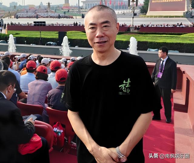 明星观礼阅兵，郑钦文紧握国旗，杜江激动不已，霍震霆第三次观礼
