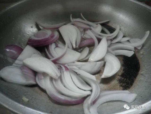 洋葱和“它”炒一炒，比肉还香，2天吃一顿，肠道轻松更苗条！