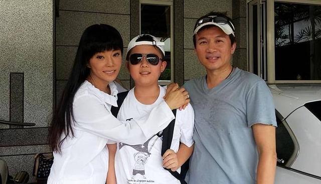 被畸形母爱毁掉的星二代：母乳12年，同床15年，荒唐的事还在后面