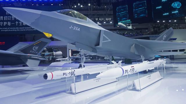 小朋友模拟驾驶歼-10体验空战对抗