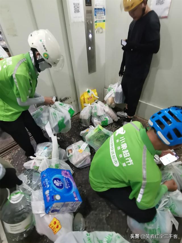 众包仔接到小象超市的订单，几张照片带你领略一下驻店骑手的状态