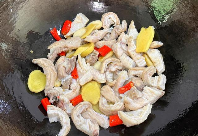 太喜欢做这样的炒菜了！酸辣爽脆，开胃下饭，一上桌就吃个精光