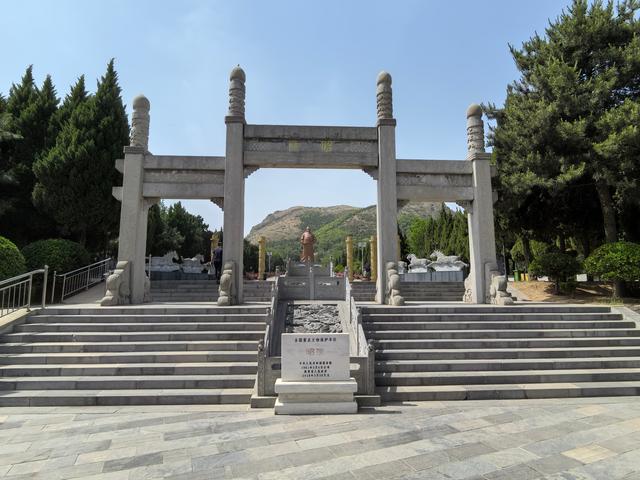 唐太宗李世民的昭陵首开唐陵以山为陵先例，博物馆却在十公里开外
