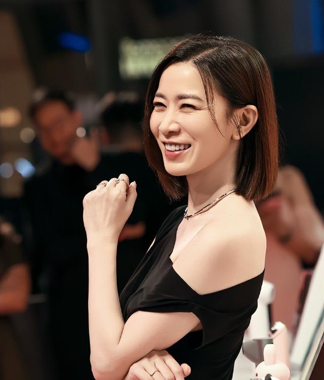 没想到，许绍雄猝然离世不到24小时，佘诗曼竟因一个举动口碑暴涨