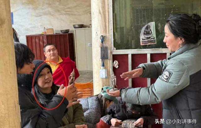 49岁赵薇脸颊凹陷沧桑得认不出！今低调和网友合影，再无往日明媚