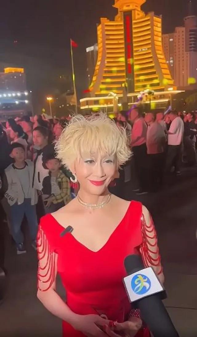 TVB“御用富婆”首次被邀请登台唱歌，气场十足，送女3000万豪车