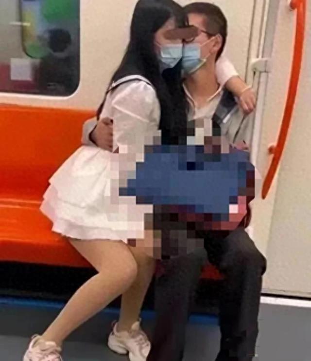 上海地铁情侣不雅行为曝光：皮包遮盖部位引关注