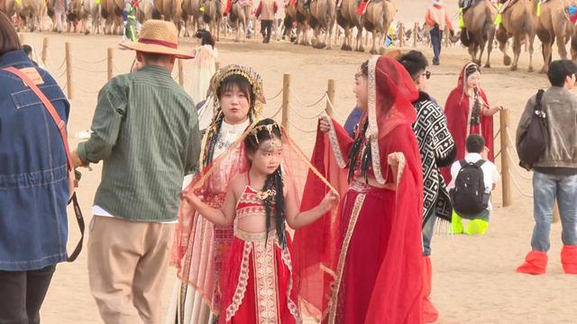 国庆假期鸣沙山月牙泉客流火爆 驼队长龙 旅拍成景