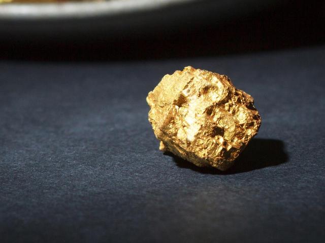 黄金接连暴涨，一年涨超 40% 引市场沸腾，背后到底是机遇还是陷阱
