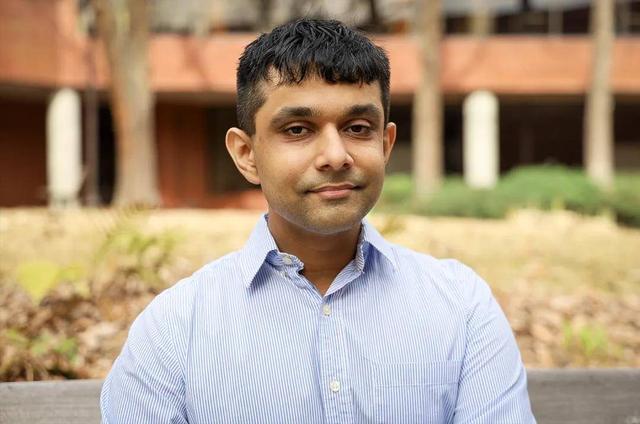 300年后牛顿法得到改进，修改泰勒展开式，收敛速度更快