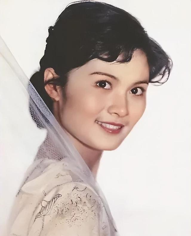她是80年代知名女演员，嫁给军委副主席之子，离婚后过得怎么样？
