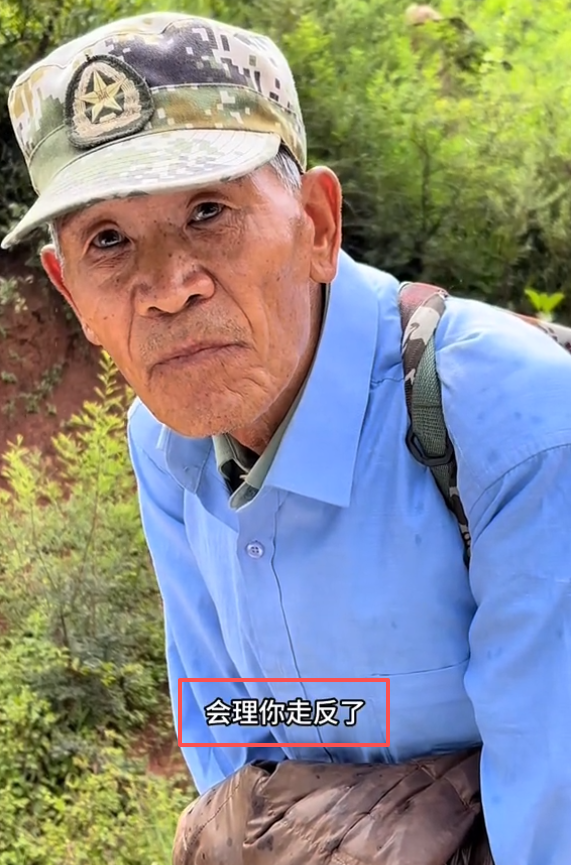 75岁老人徒步400公里，看望20多年前的战友，却得知其早已离世3年