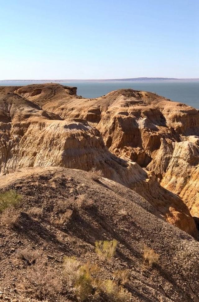 游新疆乌伦古湖海上魔鬼城