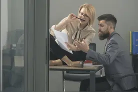 办公室里的秘密恋爱故事图片