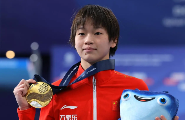 恭喜！全红婵久违现身，再获大奖+C位领奖，1人抱着5瓶矿泉水上台