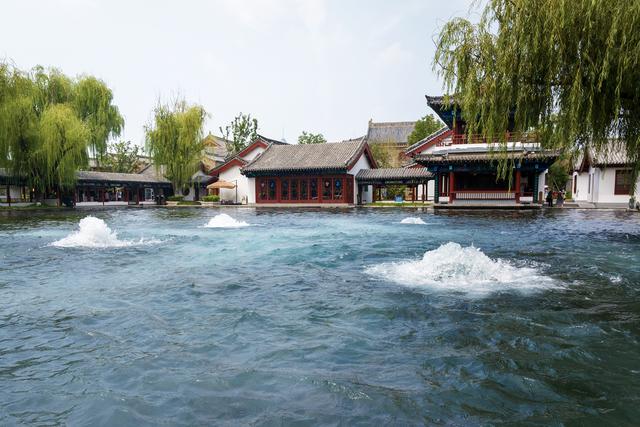 初秋的明水古城，古建筑与泉水交相辉映
