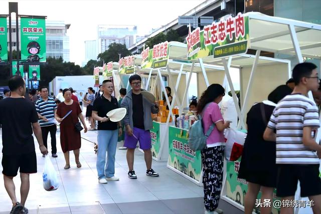 拥军优属 惠民集市“戎”情绽放