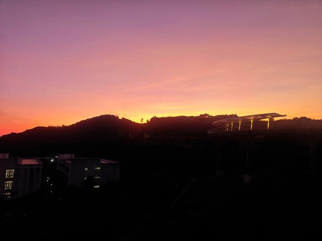 西丽湖国际科教城绿道，看霞飞满天，如梦似幻！长岭陂地铁C口