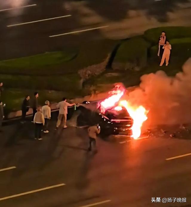 成都一辆小车疑发生车祸后起火	，多名路人尝试救援打不开车门，目击者发声：消防灭火后用电锯切开的门