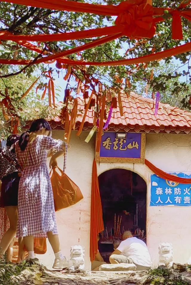 秭归长阳巴东交界的香龙山，香火旺盛，那里风景怎样？会开发么？