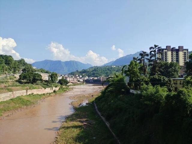 沿合（江）习（水）公路，跨越川黔边界