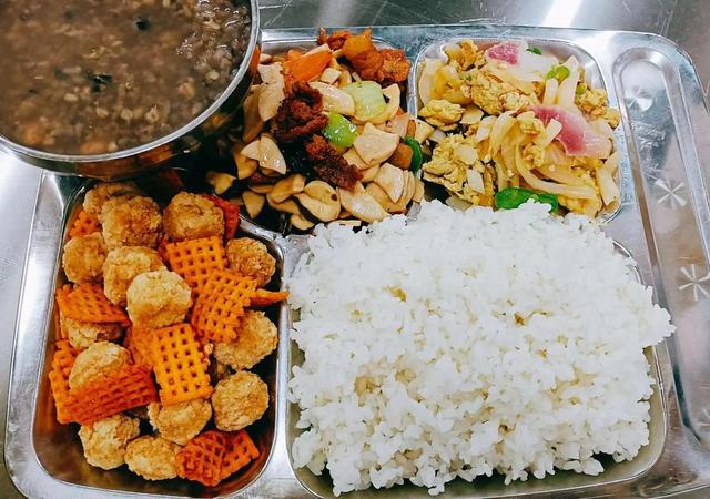 北京下了硬命令，2027年底前	，所有中小学必须告别“校外供餐	”