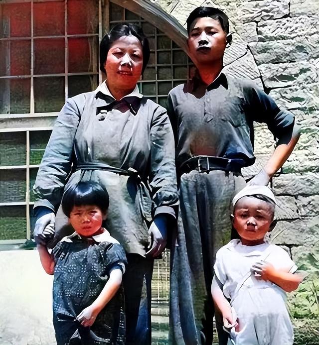 李鹏总理年轻时有多帅？1959年在吉林留影，31岁玉树临风气质不凡