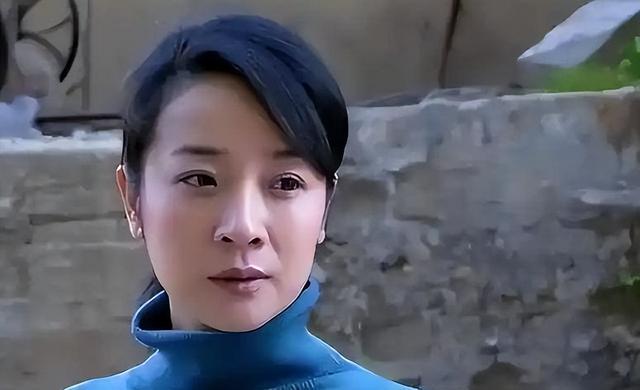 她是国家一级女演员，多次给坐轮椅丈戴绿帽，如今儿子也是演员