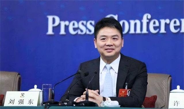 刘强东的美女助理：普通本科生，身兼多职，毕业多年不忘反哺母校
