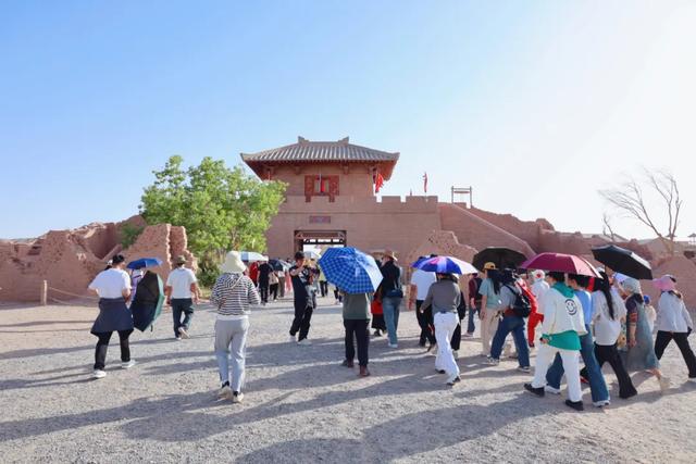 千人旅行团畅游敦煌阳关，开启秋季旅游热!