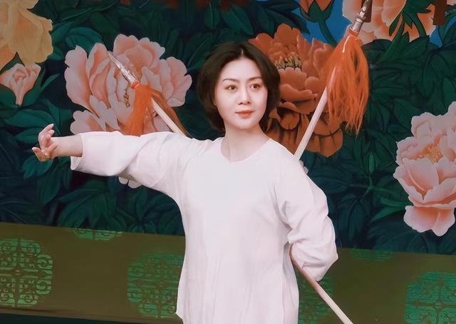 59岁李胜素：她不要丈夫、不要孩子，却活成了最让人羡慕的女人