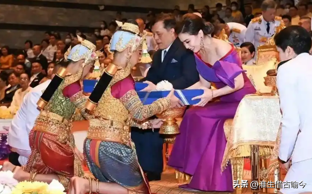 47岁苏提达出席活动太张扬，72岁泰王玛哈瞪着她，让她别抢风头