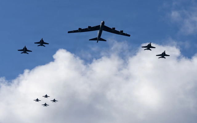 特朗普对委内瑞拉“已下决心”动武？美军压境，军舰集结加勒比海