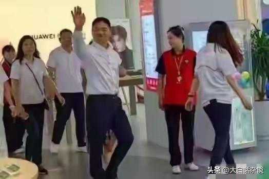 刘强东有多接地气？回到宿迁完全放飞，喝高叫美女回去炒两个菜来