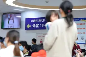 病房满员支原体肺炎流行持续！阿奇霉素无效怎么办？3岁以下幼儿会得吗？专家提醒：3天不退烧建议去医院拍片图片