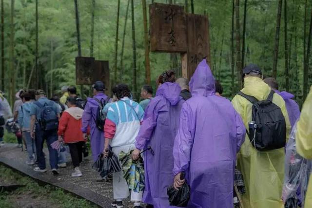 明月山迎千人旅行团，秋季旅游人气旺！